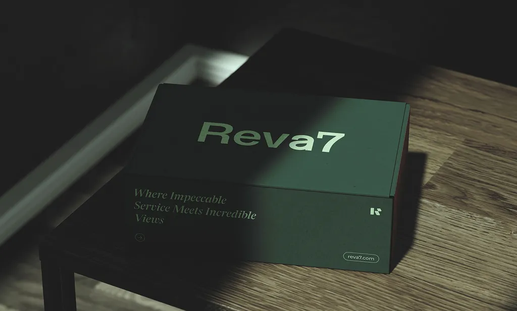 Dark green Reva7 box on a wooden table